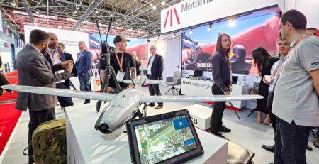Vizitatori în faţa standului expoziţional Metaminds la BSDA Bucureşti