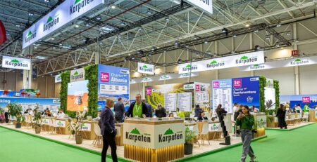 Stand expoziţional Karpaten la Târgul de Turism, structură reutilizată de la o ediţie la alta