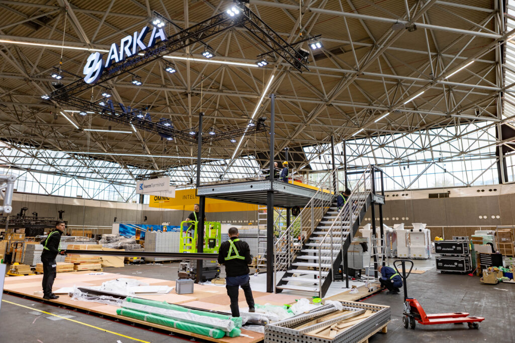 Echipa de montaj în timpul construcţiei unui stand expoziţional la RAI Amsterdam