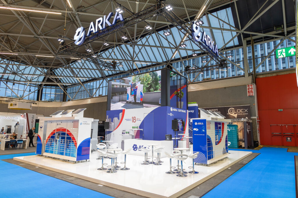 Stand expoziţional personalizat ARKA, finalizat şi amenajat într-o hală de expoziţie