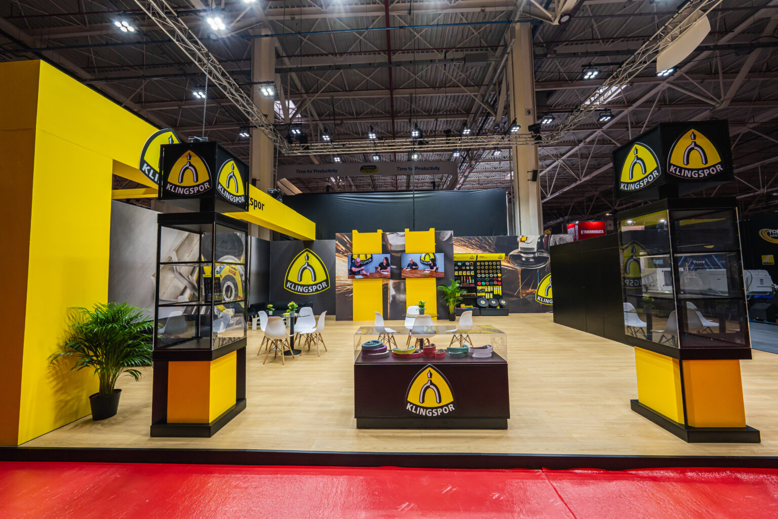 Stand expoziţional Klingspor la MetalShow 2025 Bucureşti, cu branding galben şi negru vizibil de la distanţă