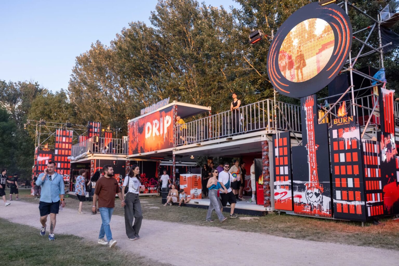 Vizitatori opriţi în faţa unui stand expoziţional, în discuţie cu echipa de la stand