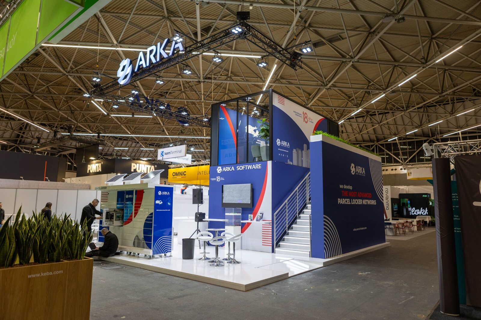 Stand expoziţional cu etaj la un târg internaţional din Europa